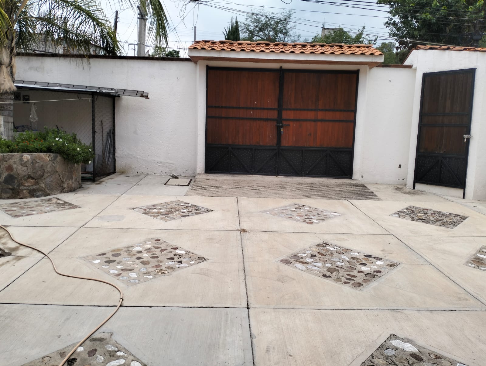 Estacionamiento propio de Casa Irazú