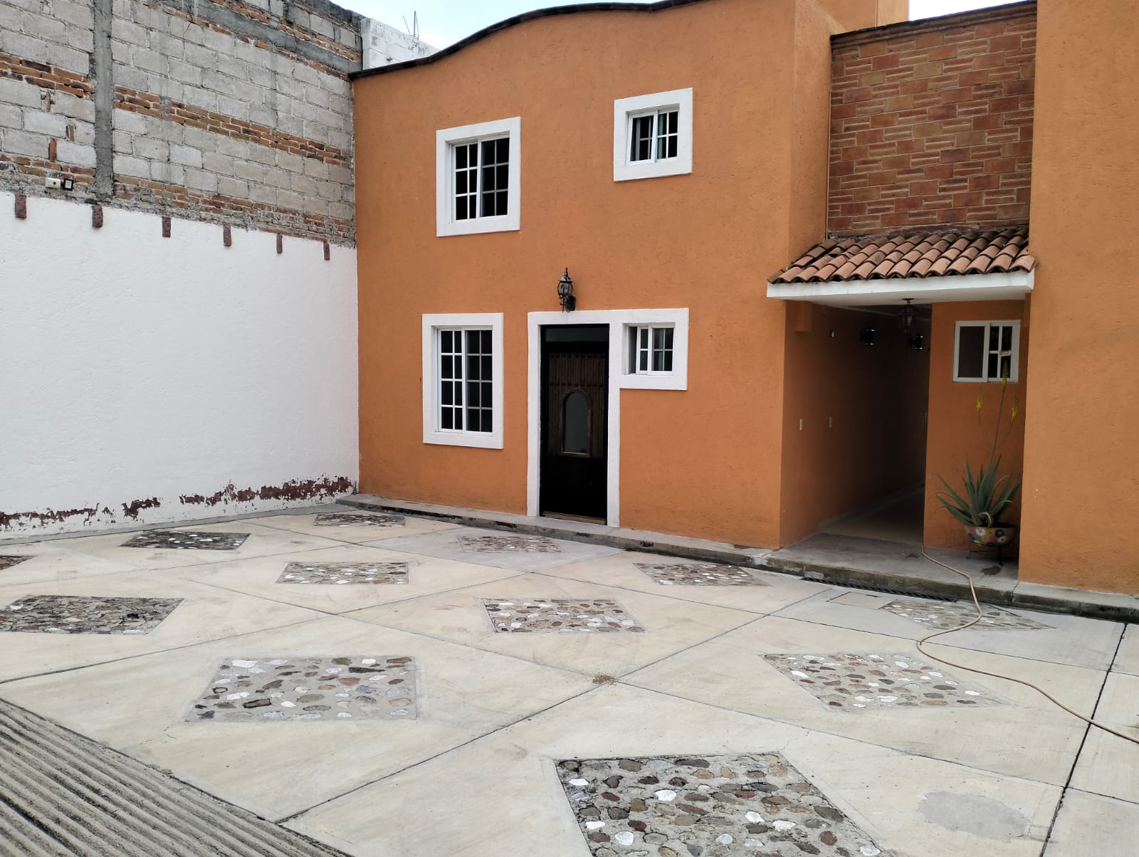 Entrada de Casa Irazú
