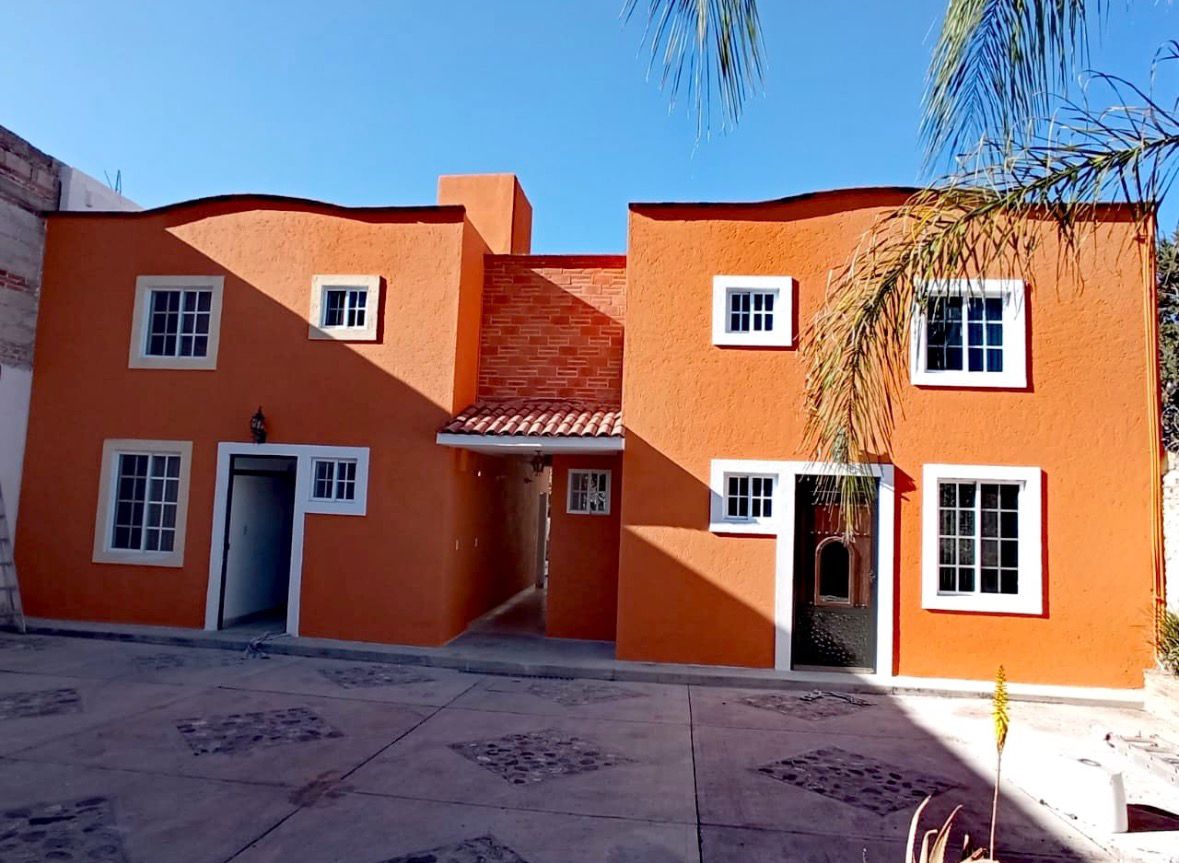 Fachada de Casa Irazú al atardecer